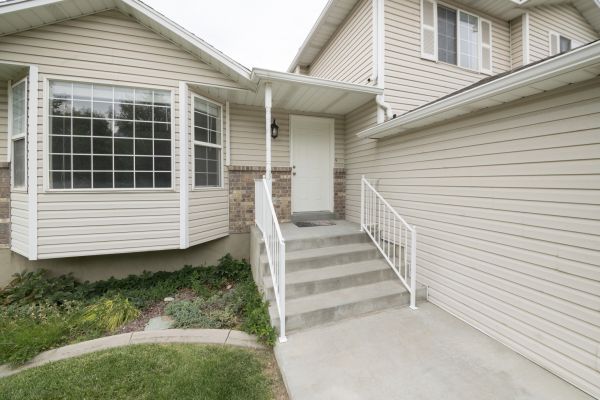 Cost of White Vinyl Siding Replacement in Renton